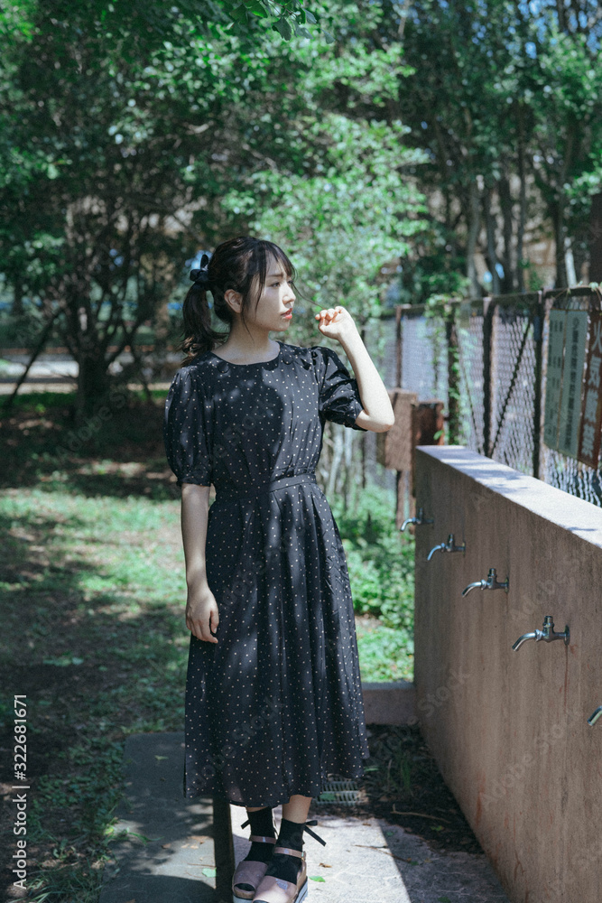 Naklejka premium 春 夏 公園 ポニーテール 女性 ポートレート