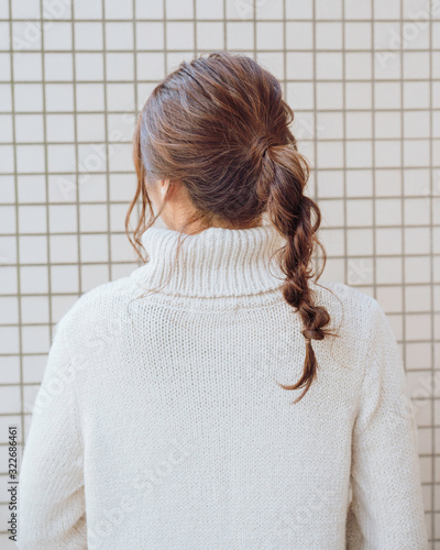 秋 冬 ポニーテール ヘアアレンジ ベランダ 女性 後ろ姿