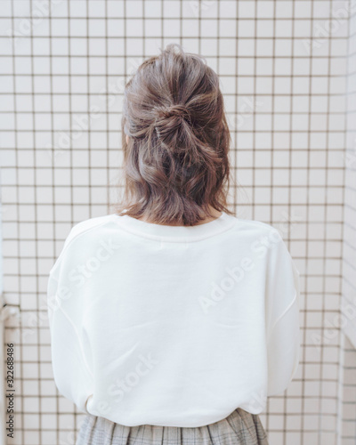 秋 冬 ミディアムヘア ハーフアップ ヘアアレンジ 女性 後ろ姿