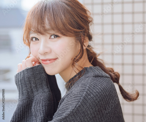 秋 冬 ポニーテール ヘアアレンジ ベランダ 笑顔 女性