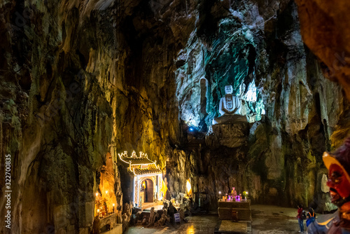 Obraz na plátně Marble mountains cave : Buddhist pagoda in Huyen Khong cave on Marble Mountain at Da Nang city, Vietnam