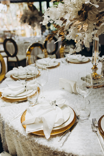 Murais de parede festive banquet tables are decorated with compositions of flowers, candles and f