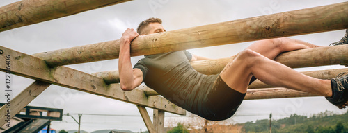 Foto Male participant in a obstacle course doing weaver obstacle