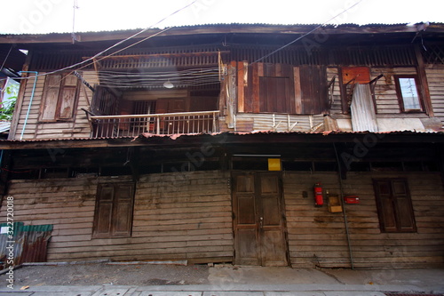 Old wooden house in the ancient shopping area in the heart of Bangkok, known as Talat Noi. © Apichart