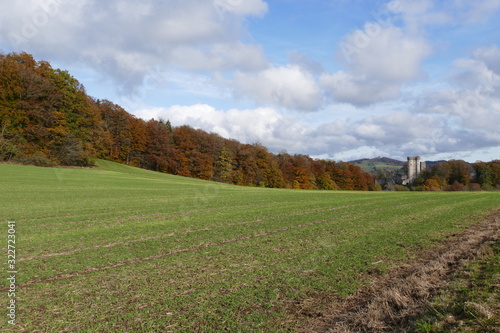 Herbstliche Landschaften in der Vulkaneifel mit Kasselburg im Hintergrund