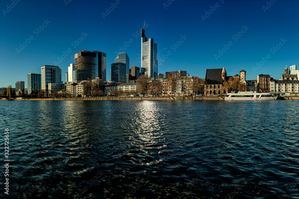 Obraz premium The skyline of Frankfurt across the Main