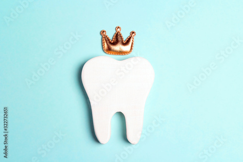 Quadro em tela Tooth in the crown on a blue background.