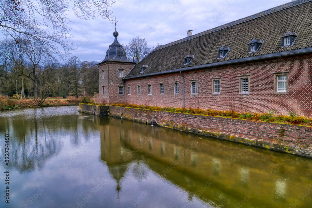 Obraz premium Schloss und Wassergraben bei Angermund