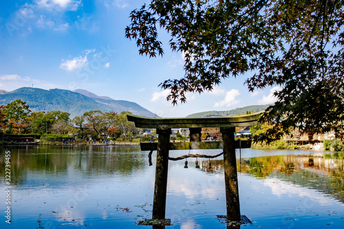 Foto Kinrin Lake area or call in Kinrinko lake, one of landmark at Yufuin with background of leaf change colour and reflection of lake water