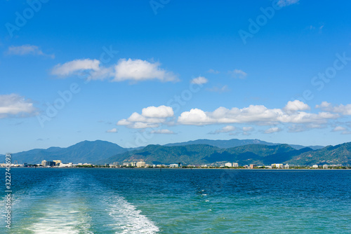 Cairns city landscape with sea, mountains and blue sky © Paskaran