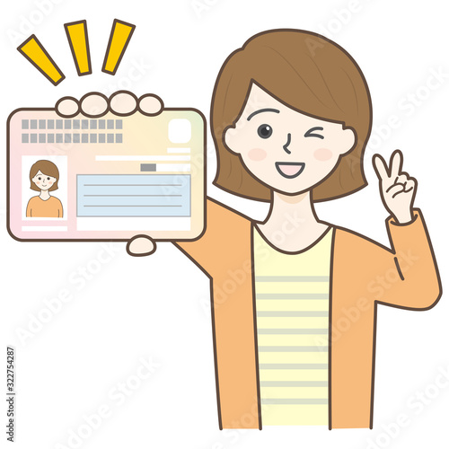 マイナンバーカードを持ってピースしてる若い女性