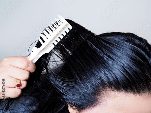 Fotografía Close-up on head of Asian people have long black hair, combing hair with hairbrush