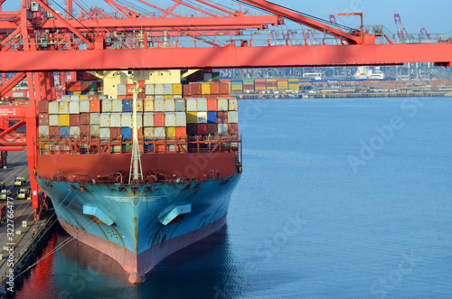 Fotografija Cargo operation on the container ship in the port of Long Beach, California