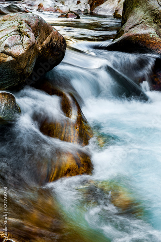 Fließendes Wasser in einem Gebirgsbach