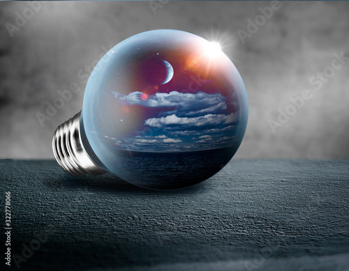 Leuchtende Glühbirne auf dunklem  Hintergrund mit Bokeh-Effekt