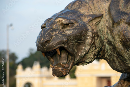 A statue of a ferocious tiger made of bronze © DEVJYOTI