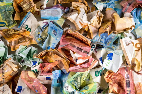 zerknüllte Eurobanknoten als Hintergrund