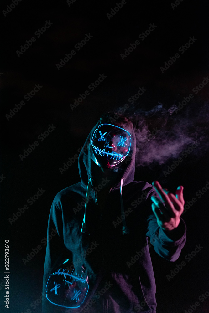 Chico con una máscara de luces con humo Chico con una máscara de luces con humo