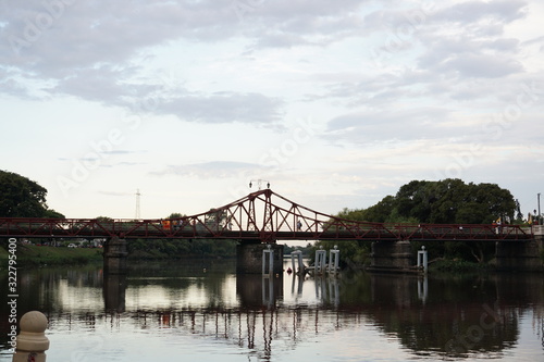 Puente giratorio en día nublado