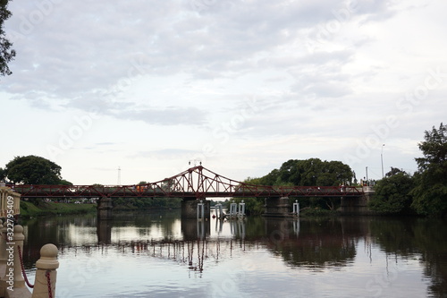 Puente giratorio en día nublado