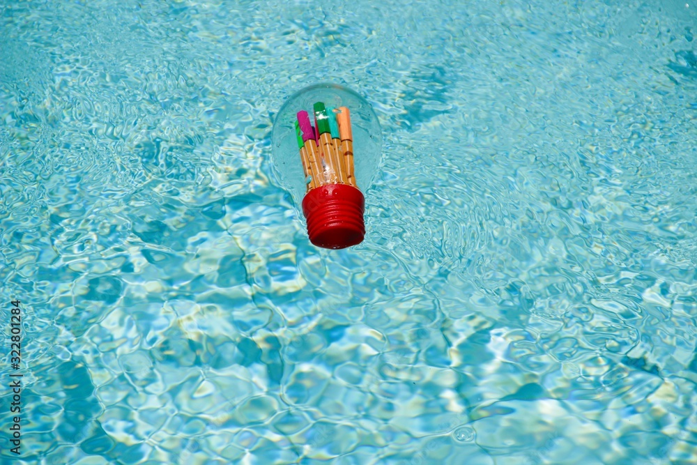 Canetas Stabilo dentro de lâmpada boiando na piscina - Stabilo pens inside  a lamp floating in the pool Stock Photo | Adobe Stock