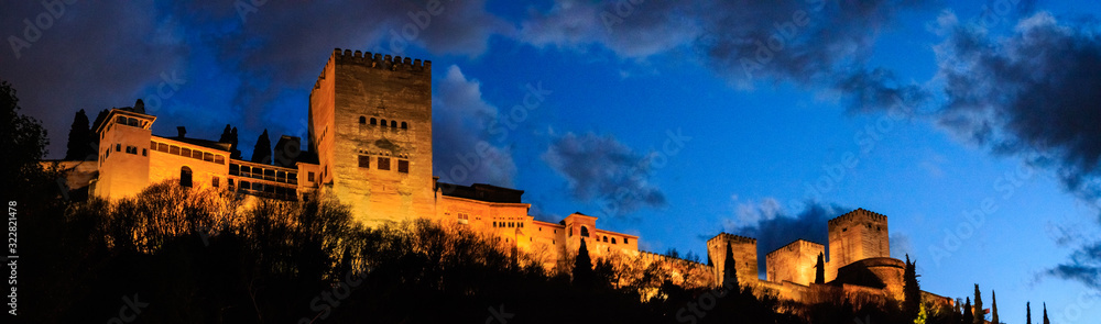 Fototapeta premium Abendliches Panorama der Alhambra in Grenada