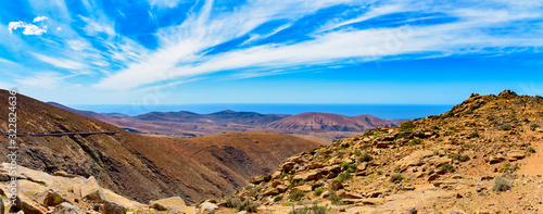 Fuerteventuras Vulkanlandschaft mit Meerblick im Hintergrund als Panorama