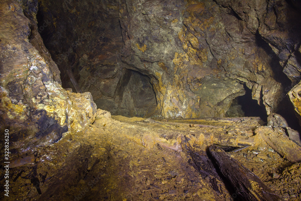 Obraz premium Podziemny tunel starej kopalni miedzi