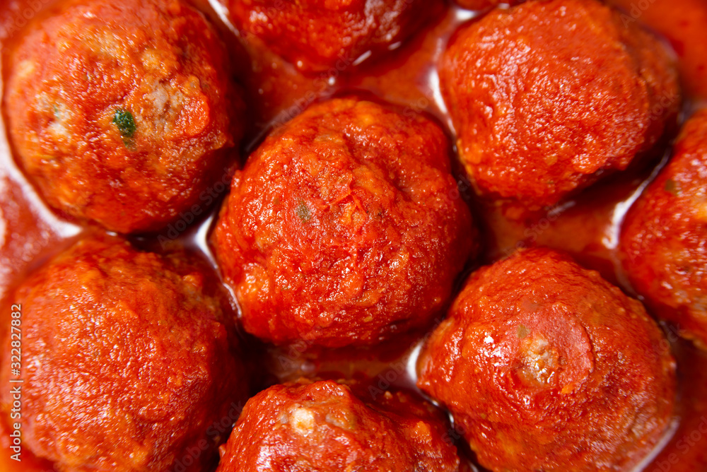 Piatto di polpette di manzo al sugo