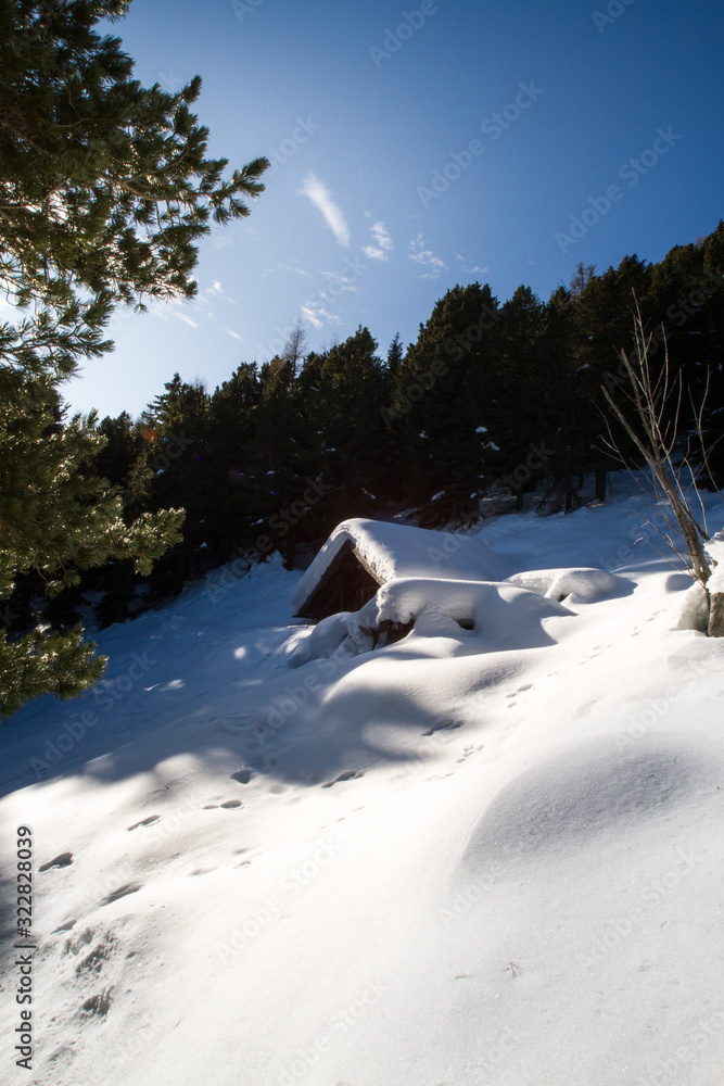 Verschneite Hütte in einer Winterlandschaft Verschneite Hütte in einer Winterlandschaft