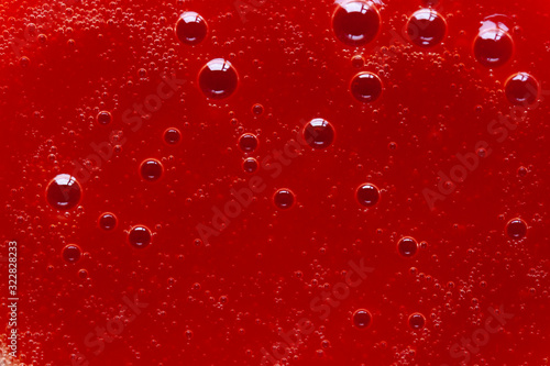 Foto Fresh organic tomatoes juice with bubbles macro close up