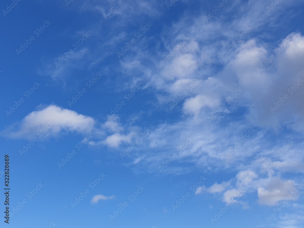 Fototapeta premium Wolken am blauen Himmel
