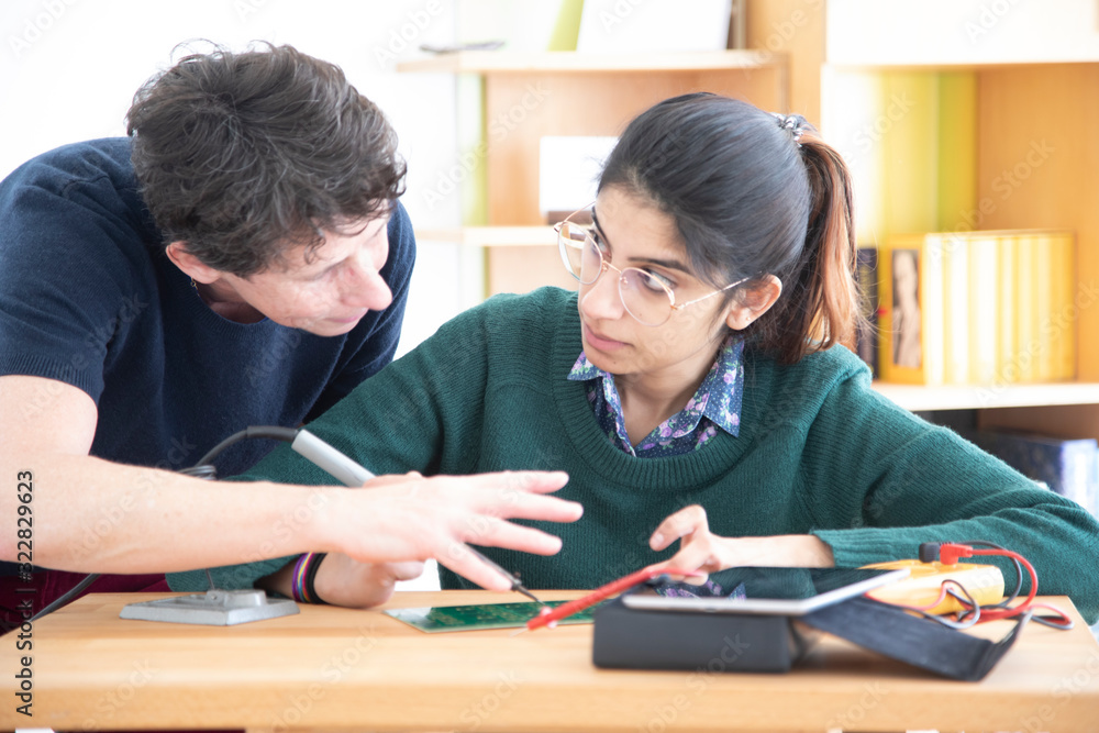 Lehrer und Lernende besprechen einzelne Arbeitsschritte Lehrer und Lernende besprechen einzelne Arbeitsschritte