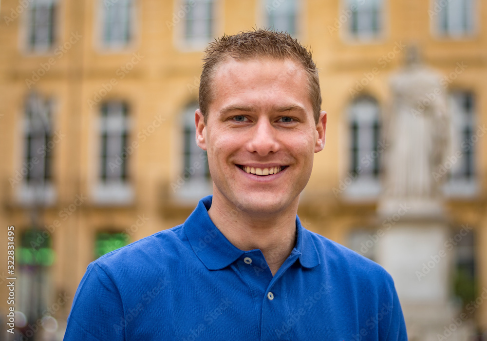 Portrait beau gosse charmant jeune homme caucasian blond aux yeux bleu  joyeux et confiance en soi séduisant chanceux charismatique européen  heureux zen motivation courage sourire joie moderne humble foto de Stock