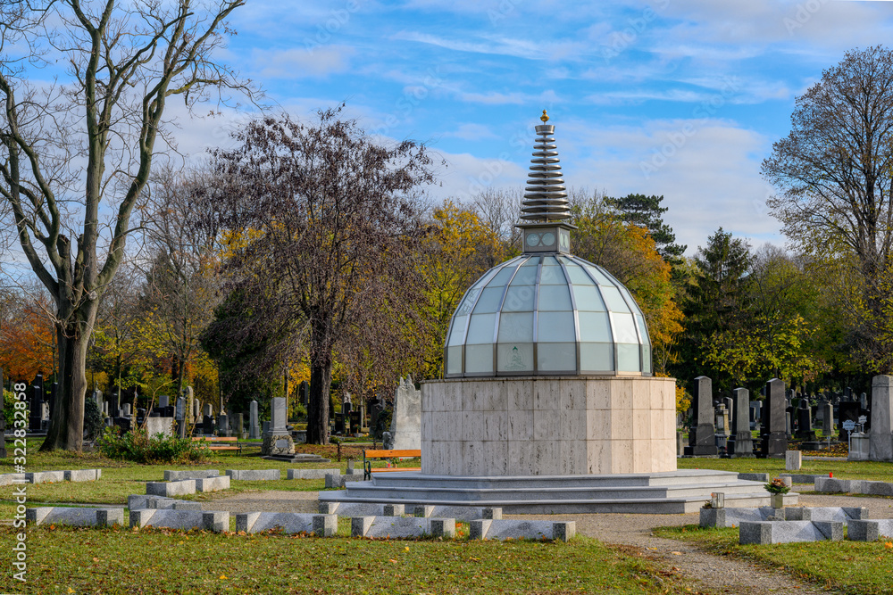 Obraz premium Buddhistischer Stupa auf dem Wiener Zentralfriedhof
