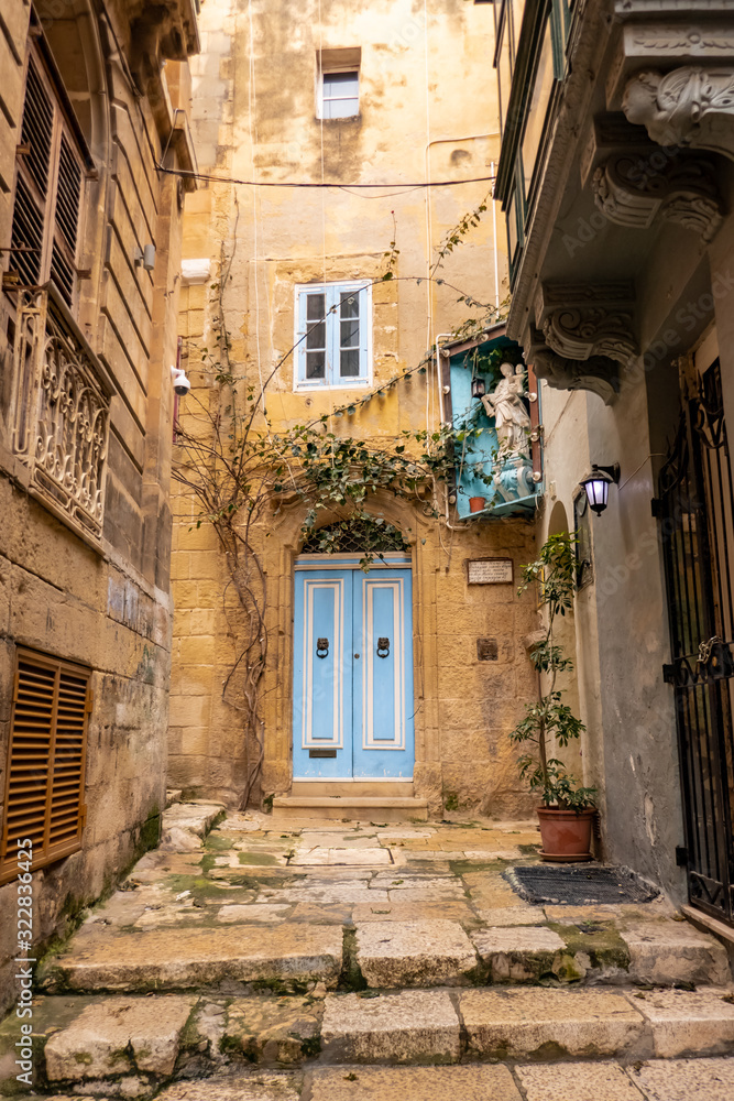 narrow street in Malta