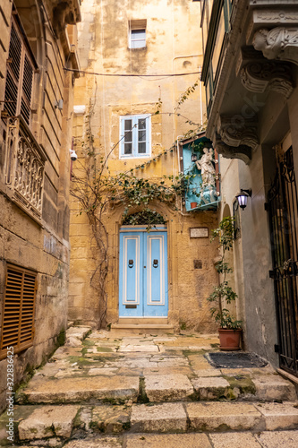 Fototapeta Naklejka Na Ścianę i Meble -  narrow street in Malta
