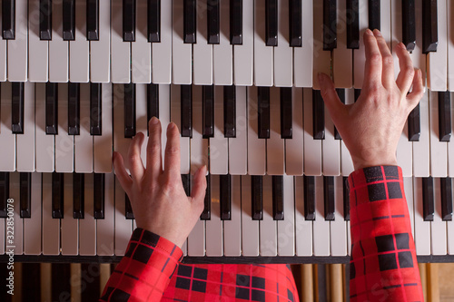 Organist playing a pipe organ, Top view