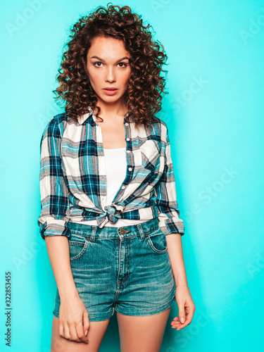Foto Portrait of beautiful smiling model with afro curls hairstyle dressed in summer hipster clothes