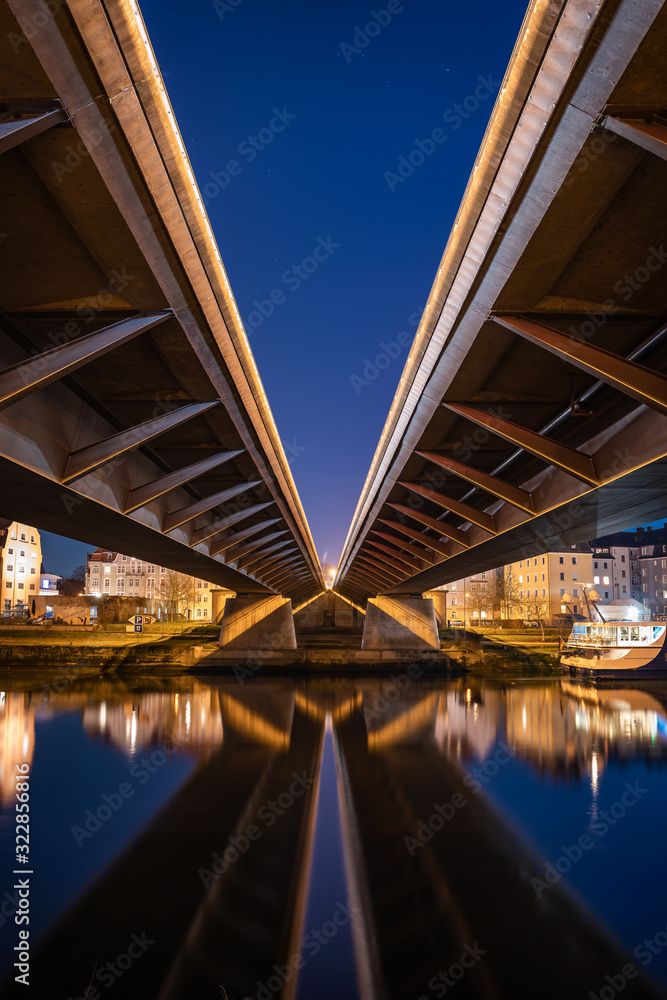 Naklejka premium Unter der Niebelungenbrücke in Regensburg