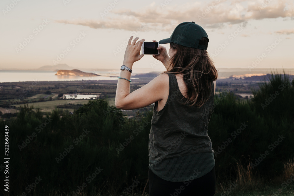 Obraz premium woman taking photo with phone