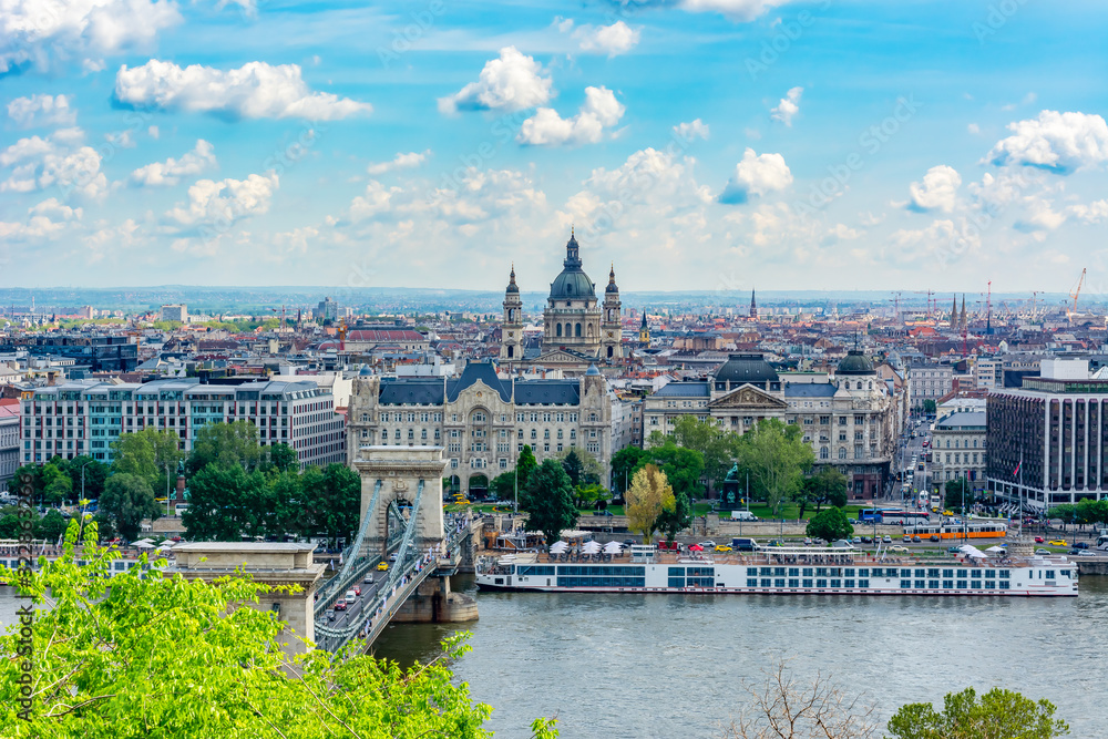 Fototapeta premium Chain Bridge over Danube river and St. Stephen's Basilica, Budapest, Hungary