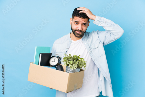 Foto Young arabian man moving to a new home isolated being shocked, she has remembered important meeting