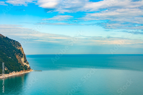 Il Monte Conero e il mare Adriatico visti da Sirolo, Marche, Italia