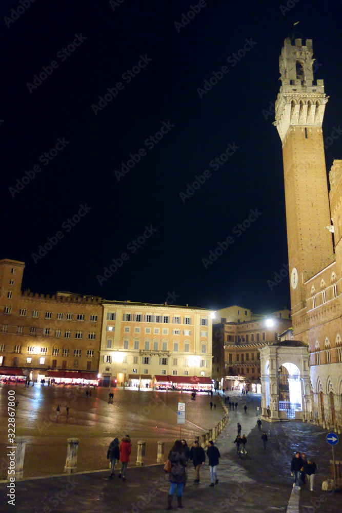 Naklejka premium Siena by night. Piazza del Campo and Tower del Mangia illuminated.