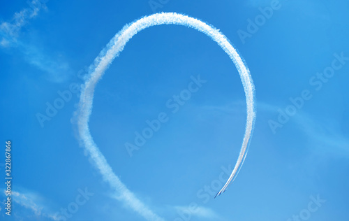 Foto Fighter planes performing a perfect loop in formation.