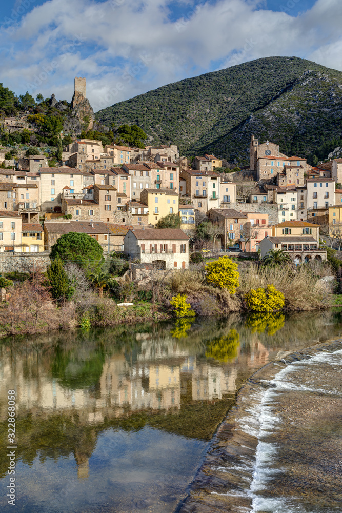 Vue du village de Roquebrun en Occitanie - Herault - France