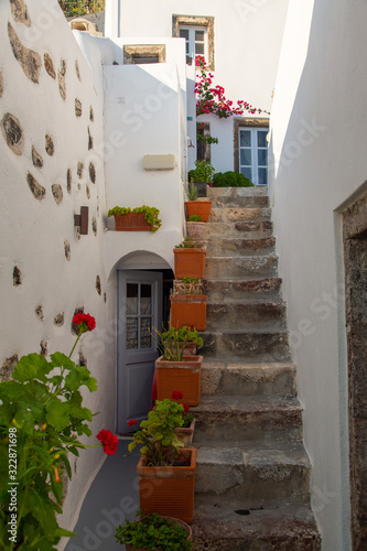 Fototapeta Naklejka Na Ścianę i Meble -  Treppenaufgang in Imerovigli auf Santorin in Griechenland