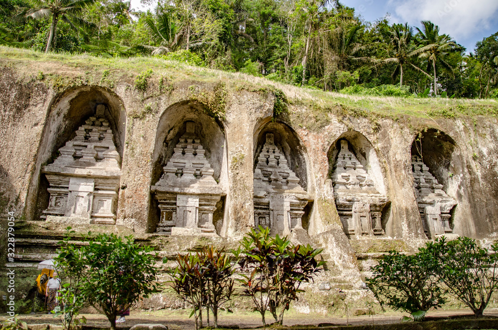 Paisaje típico de ruinas de templos y cultivo de arroz de la isla de Bali, cercano a la ciudad de Ubud. 