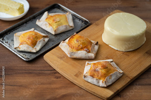 recipe for typical cakes of Ecuadorian cuisine, called quesadillas.